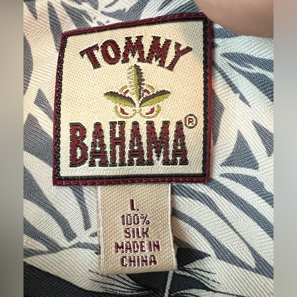 Vintage Tommy Bahama Shirt 100% silk Large Hawaiian Hibiscus Coconut Buttons - Picture 2 of 7